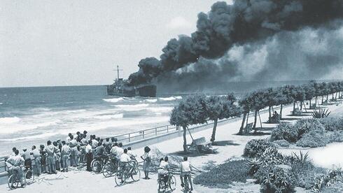 El buque Altalena, incendiado en la costa de Tel Aviv. 