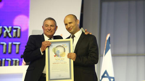 Doron Almog recibe el premio Israel de manos de Naftali Bennett.