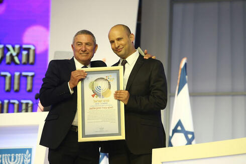 Doron Almog recibe el premio Israel de manos de Naftali Bennett.