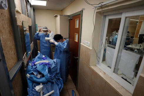 Según un especialista, Israel se debe preparar para reabrir las salas de coronavirus en los hospitales de Israel. (EPA) Hospital Coronavirus
