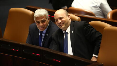 Los líderes de la coalición de gobierno, Yair Lapid y Naftalí Bennett. 