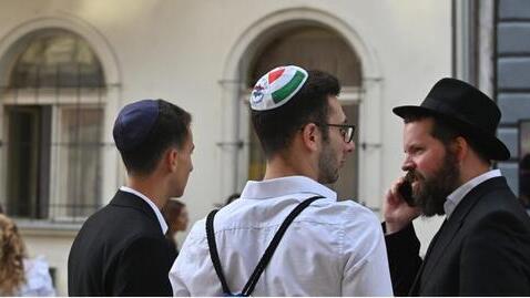 Judíos húngaros celebran la apertura de una nueva sinagoga en Budapest el 27 de agosto de 2021.