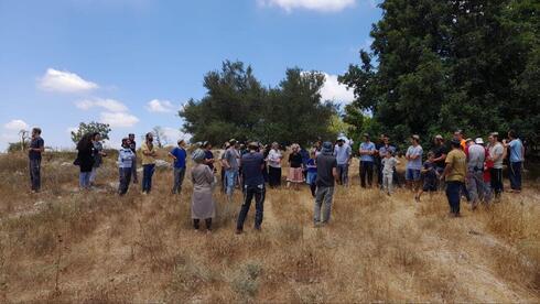 Israelíes de Cisjordania realizan una gira para señalar los lugares de la campaña de los puestos de avanzada ilegales.
