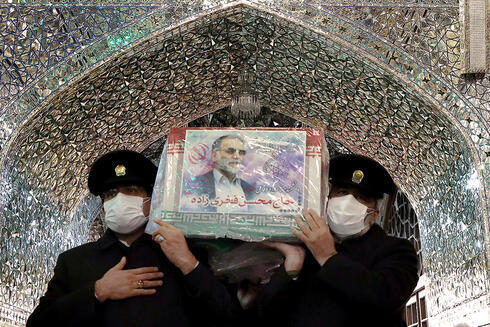 Sirvientes del santuario sagrado del Imam Reza llevan el ataúd del científico nuclear iraní Mohsen Fakhrizadeh, en Mashhad, Irán. 