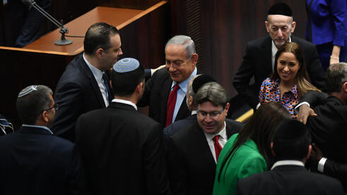 Benjamin Netanyahu y los miembros del Likud después de que la Knesset votara para disolverse el miércoles. 