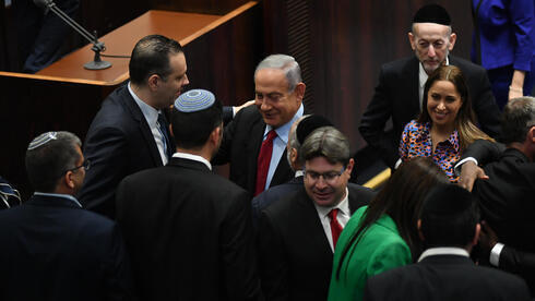 Benjamin Netanyahu y los miembros del Likud después de que la Knesset votara para disolverse el miércoles. (Yoav Davidovitch) Benjamin Netanyahu y los miembros del Likud después de que la Knesset votara para disolverse el miércoles.