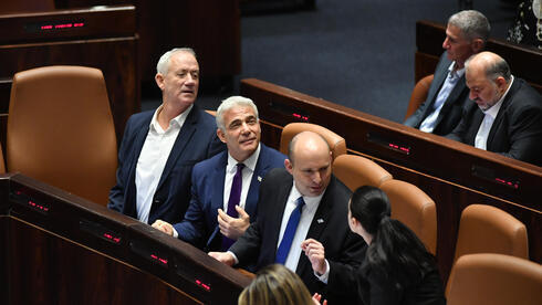 Benny Gantz, Yair Lapid, Naftali Bennett durante la votación para disolver la Knesset el miércoles. 
