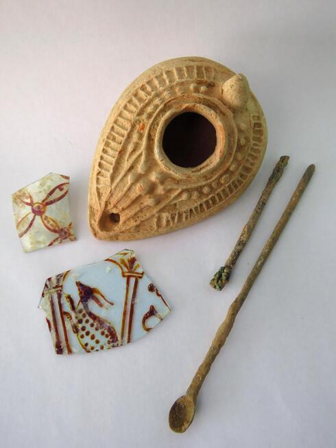 Artefactos de la época musulmana descubiertos en Rahat. (Autoridad de Antigüedades de Israel) Artefactos de la época musulmana descubiertos en Rahat.
