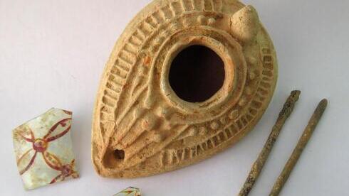 Artefactos de la época musulmana descubiertos en Rahat.