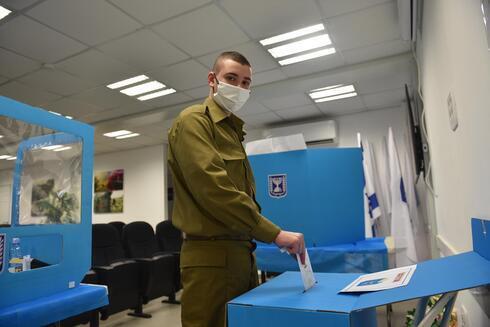 Soldado de las FDI emite su voto en las elecciones de marzo de 2021. 