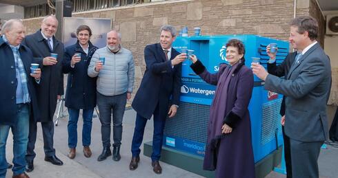 El gobernador Uñac y la embajadora Ronen junto a funcionarios del gobierno y empresarios de Watergen. 