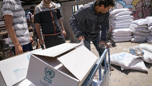 La UNRWA entrega alimentos a residentes de Gaza. 