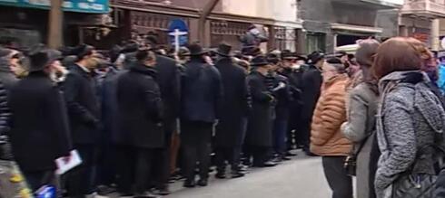 Cientos de judíos ortodoxos despiden a la familia Jabbaz. 