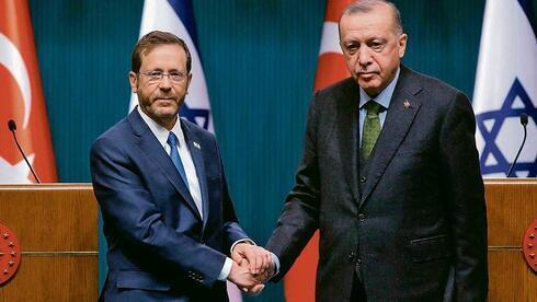 Los presidentes de Israel, Isaac Herzog, y de Turquía, Recep Tayyip Erdogan. 