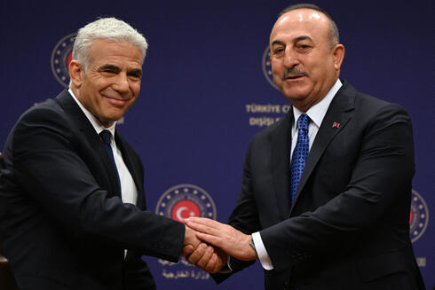 El ministro de Relaciones Exteriores, Yair Lapid, se reúne con el ministro de Relaciones Exteriores de Turquía, Mevlut Cavusoglu. 