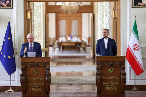 Borrell junto al ministro de Exteriores iraní, ayer en Teherán. 