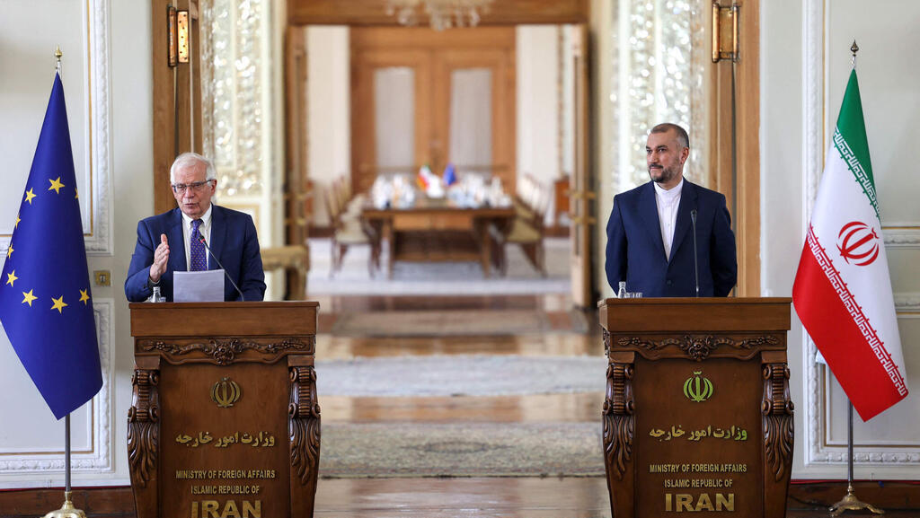 Borrell junto al ministro de Exteriores iraní, ayer en Teherán. 