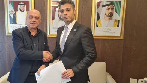 El ministro de Cooperación Regional, Issawi Frej, y el embajador de los Emiratos Árabes Unidos, Mohamed Al Khaja. 