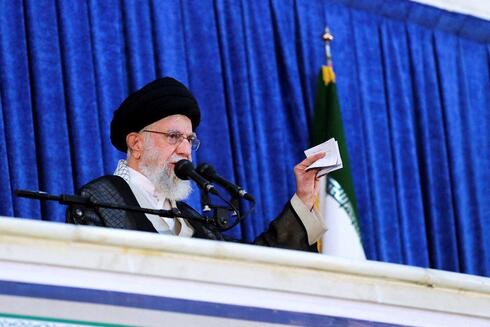 El líder supremo de Irán, el ayatolá Ali Jamenei, habla durante el 33º aniversario de la muerte del líder de la revolución islámica de Irán de 1979, el ayatolá Ruhollah Jomeini, junio de 2022. 
