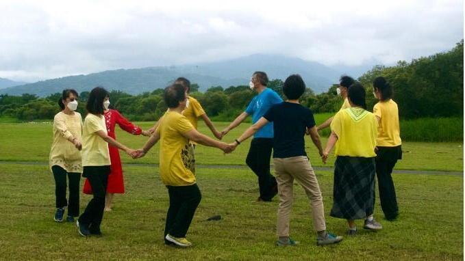 Bailarines taiwaneses en Yilan practican una danza circular ucraniana para una manifestación mundial de danza en apoyo al país europeo por la guerra. 