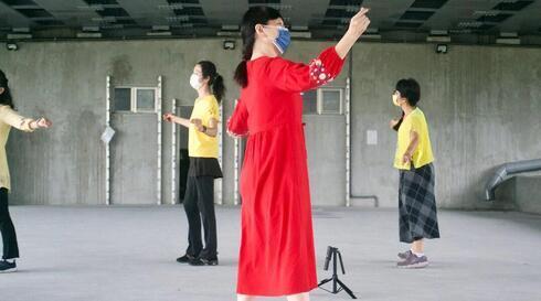 Una profesora de danza taiwanesa practica un baile folclórico al ritmo de una canción israelí.