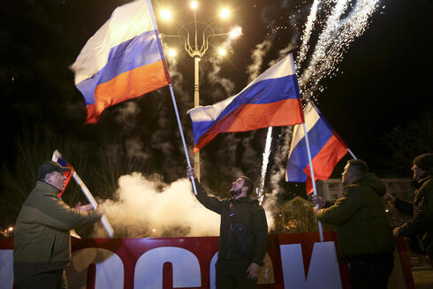 Prorrusos residentes de Donetsk celebran el reconocimiento por parte de Rusia en febrero. 