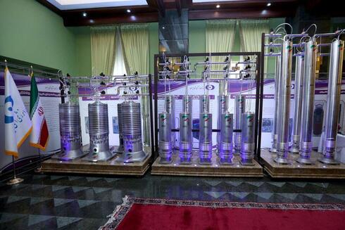 Centrífugas nucleares iraníes de nueva generación se exhiben durante el Día Nacional de la Energía Nuclear de Irán en Teherán, abril de 2021. 