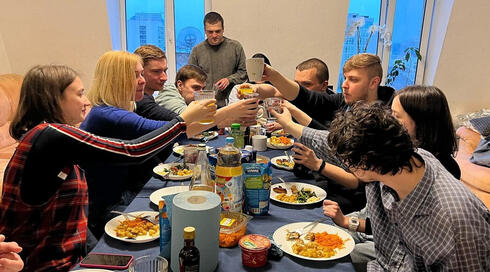 Vista de una cena de Shabat en la Casa Moishe de Kiev, que albergó a personas desplazadas durante la invasión rusa.