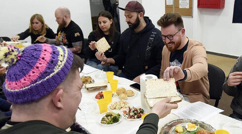 Un seder de Pascua en la Casa Moishe de Kiev reunió a nuevos amigos. (JTA) Un seder de Pascua en la Casa Moishe de Kiev reunió a nuevos amigos.