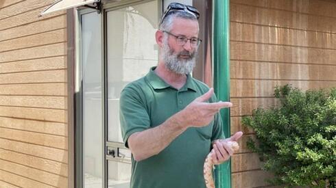 Ephraim Rosenfeld, un terapeuta asistente de animales y residente de Sderot, que trabaja en el Centro de Resiliencia Roklen. 