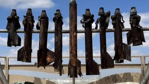 Escultura hecha de restos de cohetes y misiles lanzados desde Gaza. 
