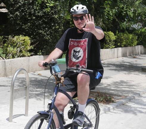Quentin Tarantino en bicicleta por el parque Hayarkon de Tel Aviv. 