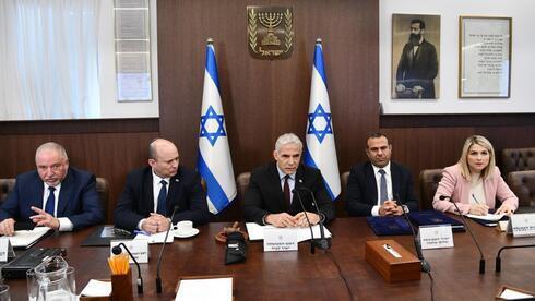 Reunión semanal de gabinete encabezada por primera vez por el primer ministro Yair Lapid. 