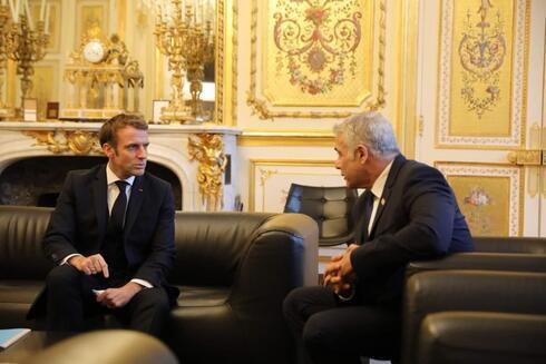 El presidente francés Emmanuel Macron y el primer ministro Yair Lapid. 