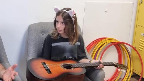 "Quiere ser guitarrista profesional": Margarita y su nueva guitarra. 