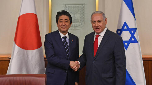Shinzo Abe y Benjamín Netanyahu, cuando ambos ejercían como primer ministro. (Haim Tzaj) Netanyahu Abe Japon