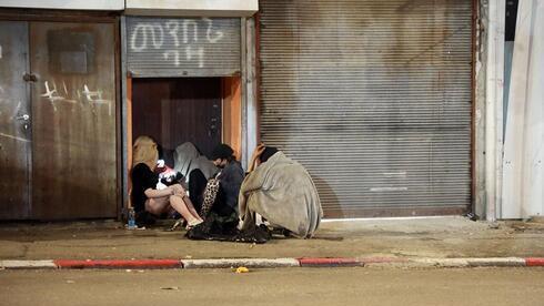 Niños de la calle se acurrucan en un refugio en la zona de la antigua Estación Central de Tel Aviv. 
