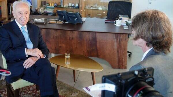 Shimon Peres y el documentalista Richard Trank. 