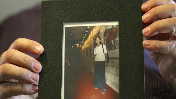 Arnold Roth sostiene una foto de su hija Malki, de 15 años, que murió en un atentado suicida palestino en agosto de 2001 en una pizzería de Jerusalem.