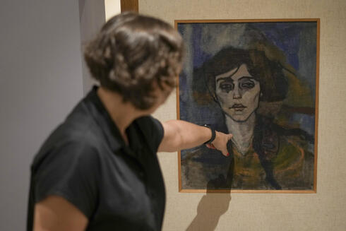 Inna Berkowits, historiadora de arte del Museo Hecht de la Universidad de Haifa, explica sobre el cuadro de Amadeo Modigliani 'Maud Abrantes' que está pintado en el reverso de un lienzo con otro cuadro suyo titulado 'Desnudo con sombrero' y que está expuesto en el Museo Hecht de la Universidad de Haifa, en Haifa, Israel. 