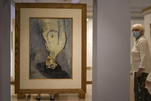 La obra 'Desnudo con sombrero' de Amadeo Modigliani, de 1908, está colgada al revés porque otro cuadro suyo, 'Maud Abrantes', en el reverso del mismo lienzo, está orientado correctamente, mientras se expone en el Museo Hecht de la Universidad de Haifa, en Haifa, Israel, el 28 de junio de 2022. (AP) La obra 'Desnudo con sombrero' de Amadeo Modigliani, de 1908, está colgada al revés porque otro cuadro suyo, 'Maud Abrantes', en el reverso del mismo lienzo, está orientado correctamente, mientras se expone en el Museo Hecht de la Universidad de Haifa, en Haifa, Israel, el 28 de junio de 2022.