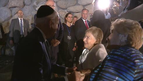 Joe Biden saluda a Gita Sikovich y Rina Quint en el museo de Yad Vashem. 