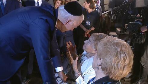 Joe Biden saluda a Gita Sikovich y Rina Quint en el museo de Yad Vashem.