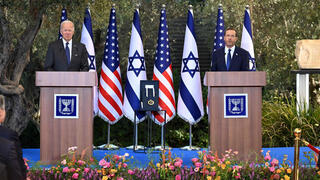 Joe Biden, presidente de EE.UU. e Isaac Herzog, presidente de Israel, en una ceremonia en la residencia oficial. 