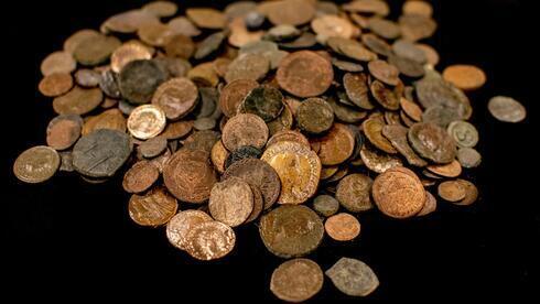 Un alijo de monedas antiguas robadas encontrado en la casa del sospechoso en Afula. (Yuli Schwartz) Un alijo de monedas antiguas robadas encontrado en la casa del sospechoso en Afula.
