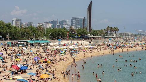 El verano atrae a miles de turistas de todo el mundo a las playas de Barcelona, España.