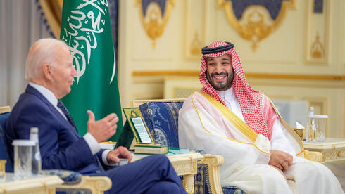El presidente de Estados Unidos, Joe Biden, y el príncipe heredero saudí, Mohammed bin Salman, reunidos en Jeddah. 