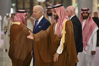El presidente de los Estados Unidos, Joe Biden, y el príncipe heredero saudí Mohammed bin Salman, llegan para posar para la foto durante la reunión "GCC + 3" (Consejo de Cooperación del Golfo) en un hotel en la ciudad costera de Jeddah, en el Mar Rojo. 