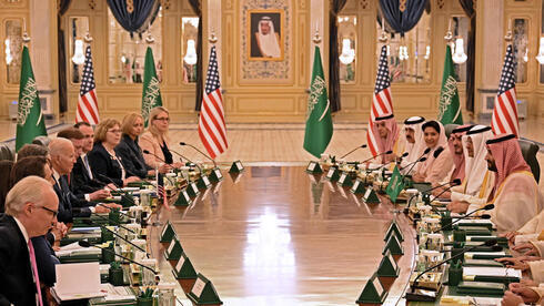 Momento de la reunión entre los representantes diplomáticos de Estados Unidos y Arabia Saudita. 