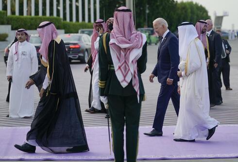 El presidente Joe Biden llega al Aeropuerto Internacional Rey Abdulaziz, en Jeddah, Arabia Saudita